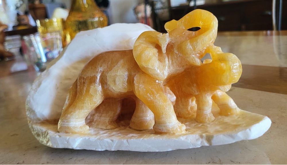 Statue éléphant En Pierre à Savon – Sculpté à La Main Avec Bébé à L'intérieur