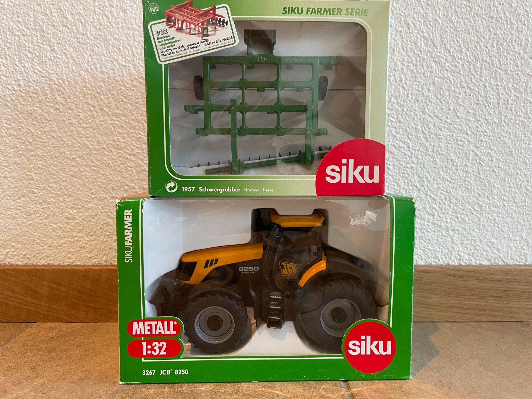 Jcb Trattori: SIKU JCB 8250 mit Schwergrubber – Nuovo e nell'imballaggio originale da Kreuzlingen venduto da Stefan1150 4