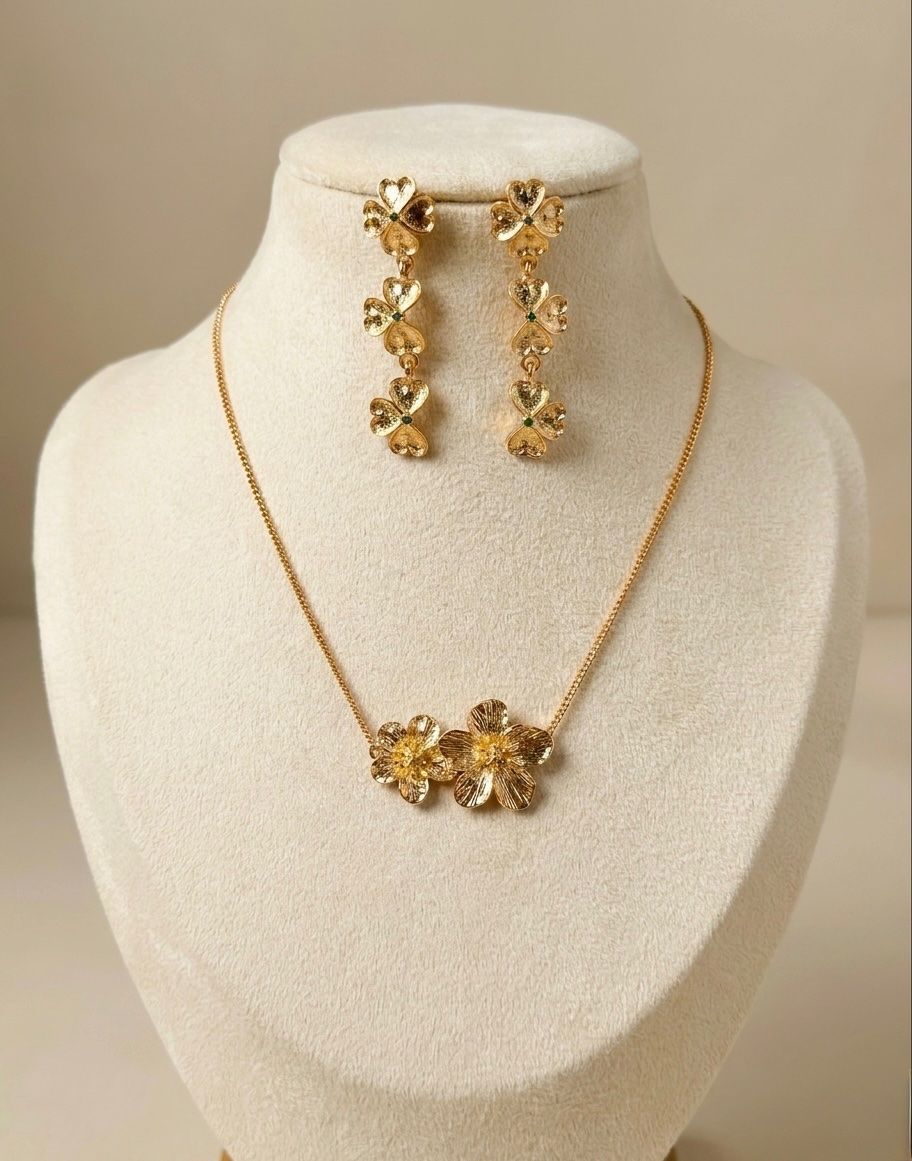 Altri gioielli: Ensemble collier et boucles d’oreilles fleurs – Nuovo e nell'imballaggio originale da St-Maurice venduto da Sandrinette123