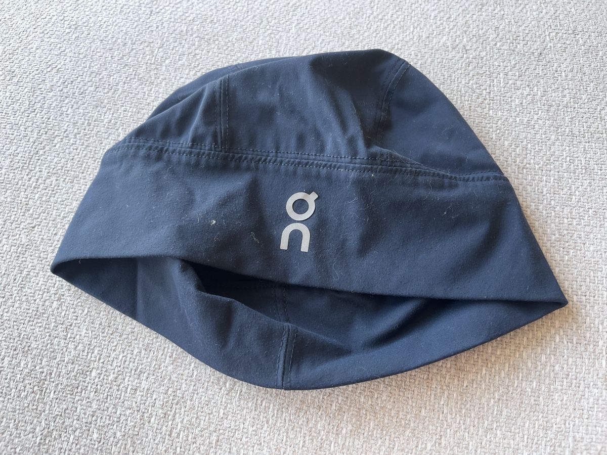 Copricapi, berretti & cappellini: ON Running Beanie dark blue size one size good condition – Usato da Lausanne venduto da Danash
