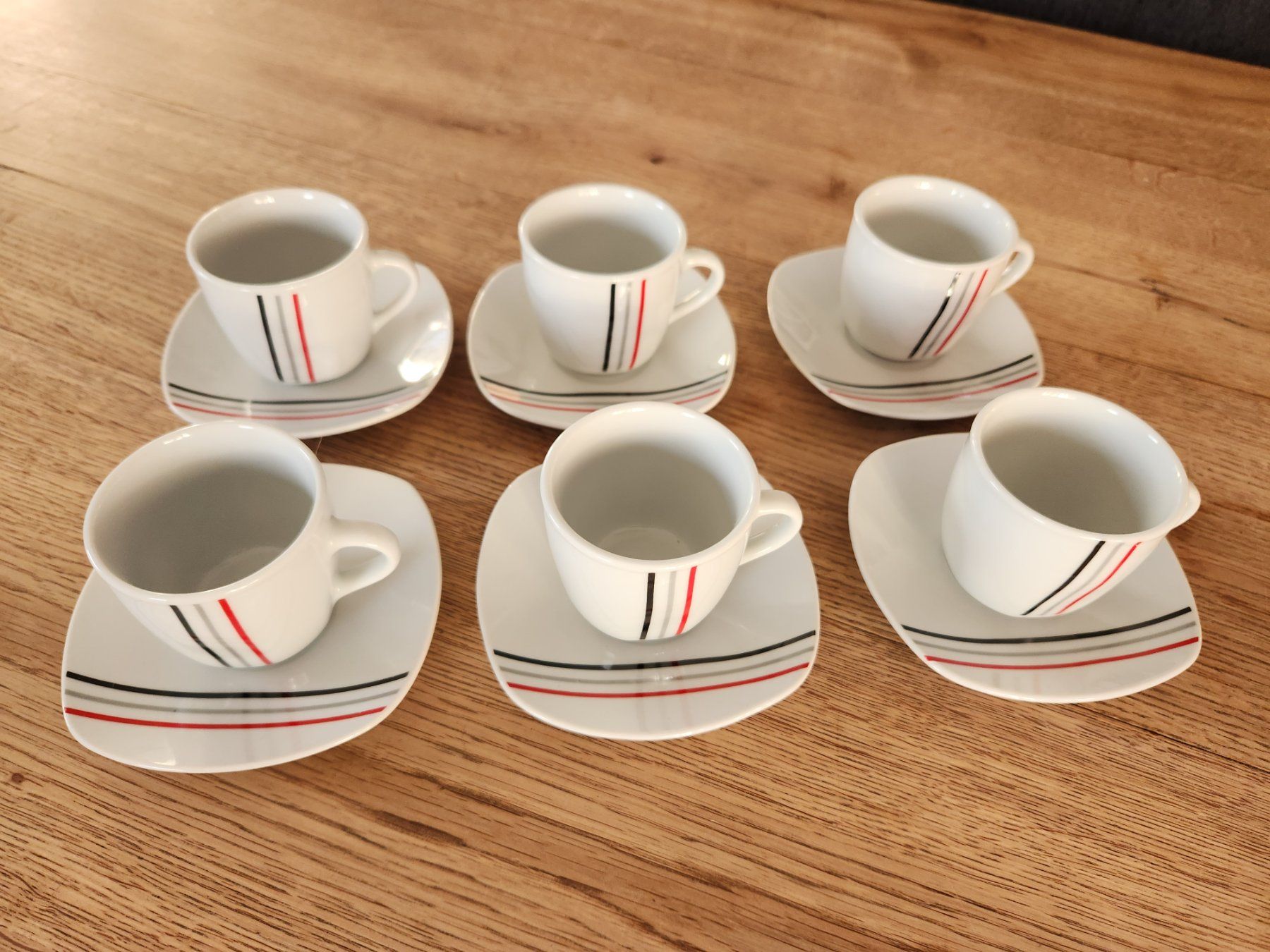 Set di piatti: 6 Espresso Tassen mit Unterteller – Usato da Fanas venduto da Rurero03