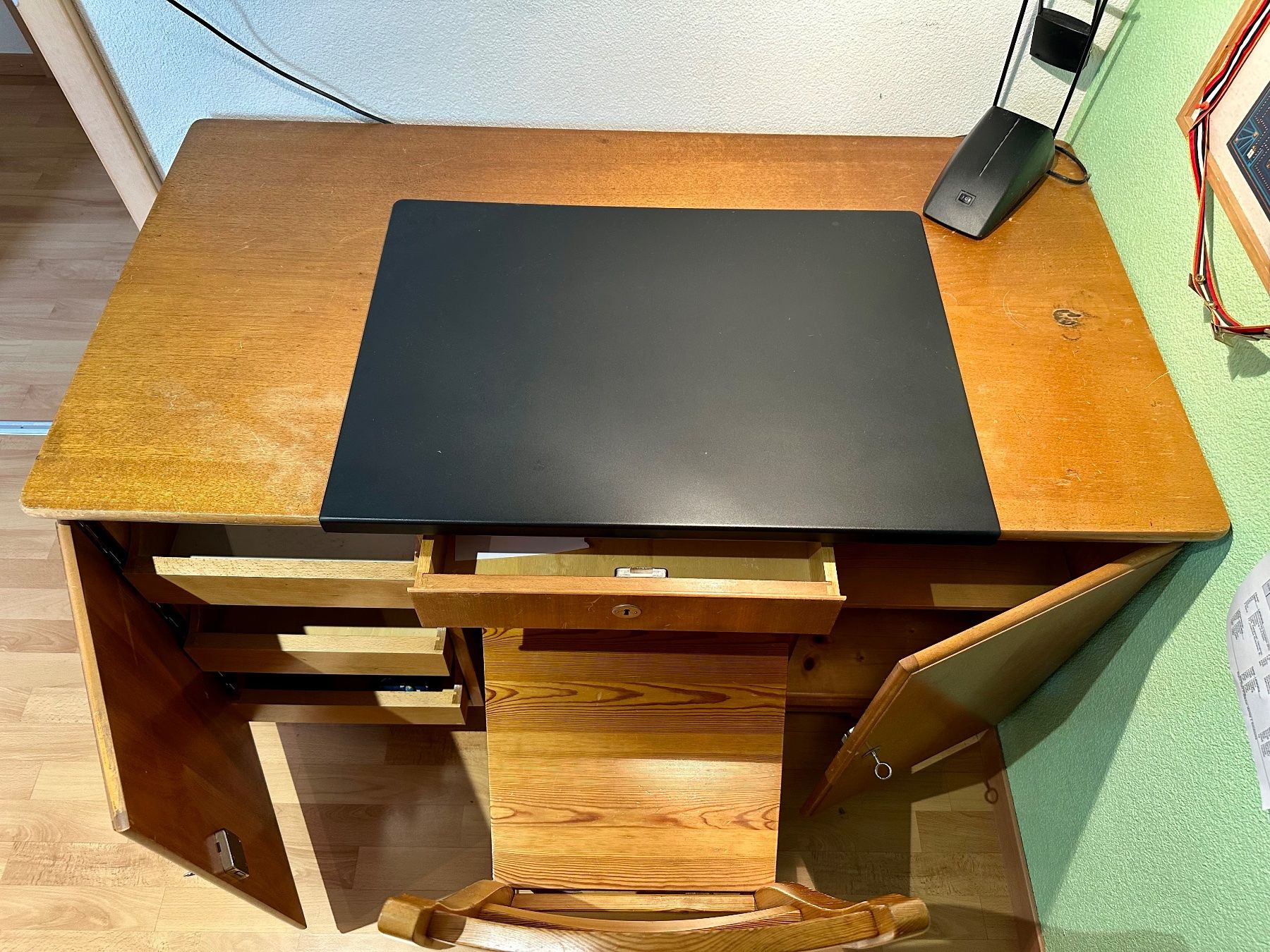 Schreibtische: Ensemble bureau vintage avec chaise et lampe – Gebraucht aus Murten von jbaeris 2