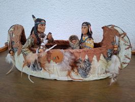 Superbe Scène Artisanale Amérindienne-Famille en Canoë-36 cm