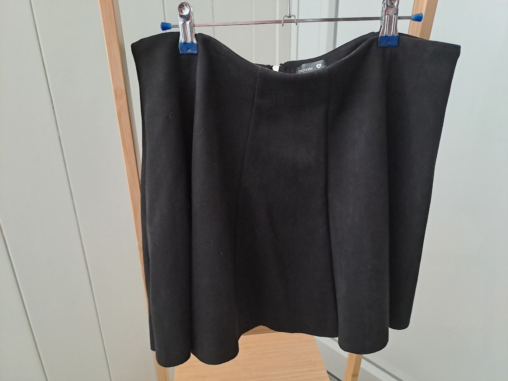 Jupes: Rock Chicorée schwarz Gr. M Wildlederoptik – D'occasion à Rickenbach LU par bishiida