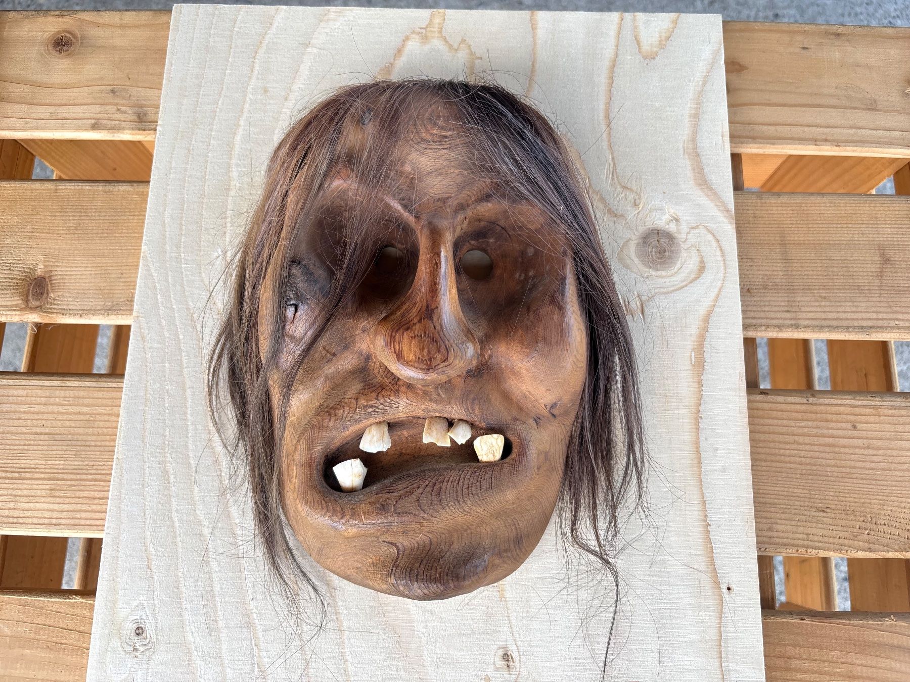 Autres antiquités ou arts: schöne alte Walliser Holzmaske – D'occasion à Feldbach par Olive1 6