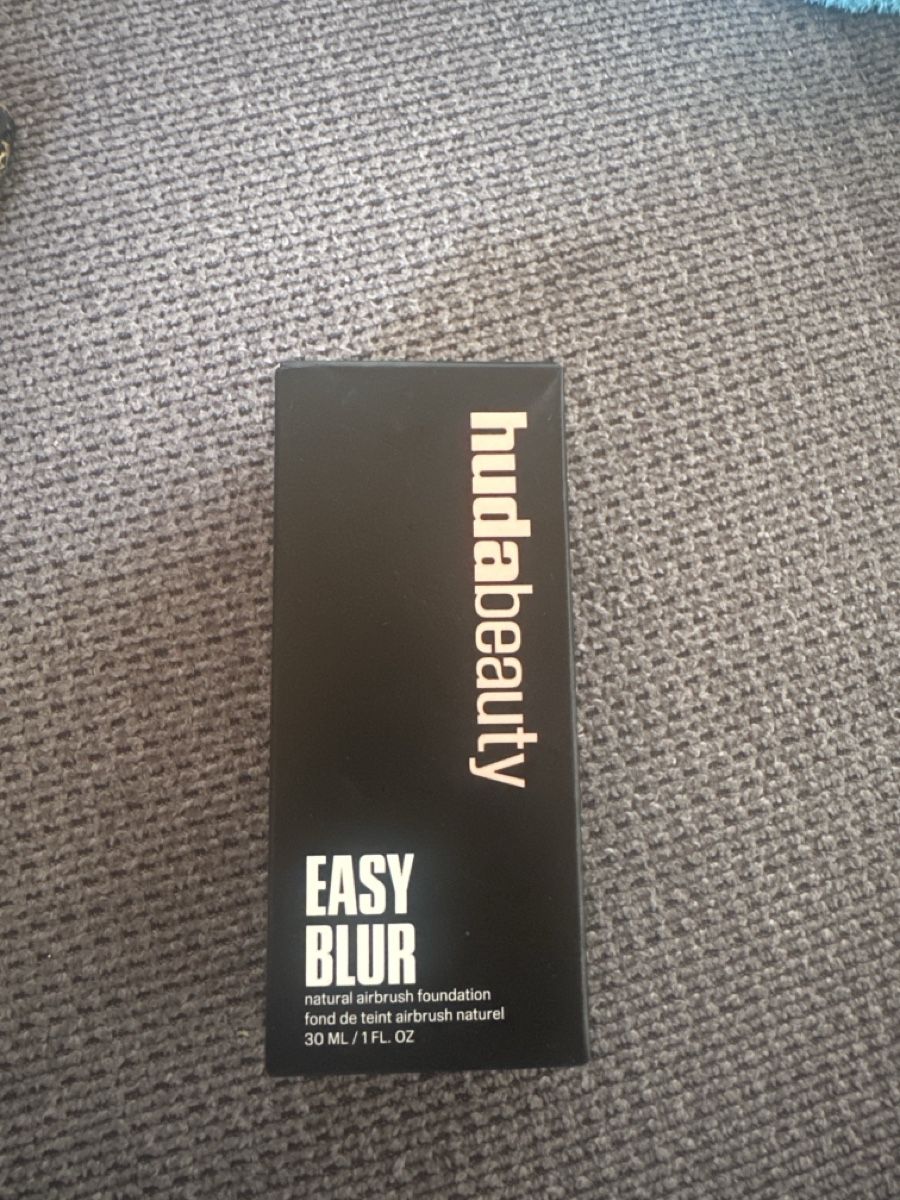 Huda Beauty Make-up: Huda Beauty Easy Blur Foundation 30ml – Nuovo e nell'imballaggio originale da Zürich venduto da beautystore