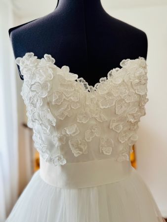 SUMMER SALE! Modernes Brautkleid romantisch mit 3D Blüten