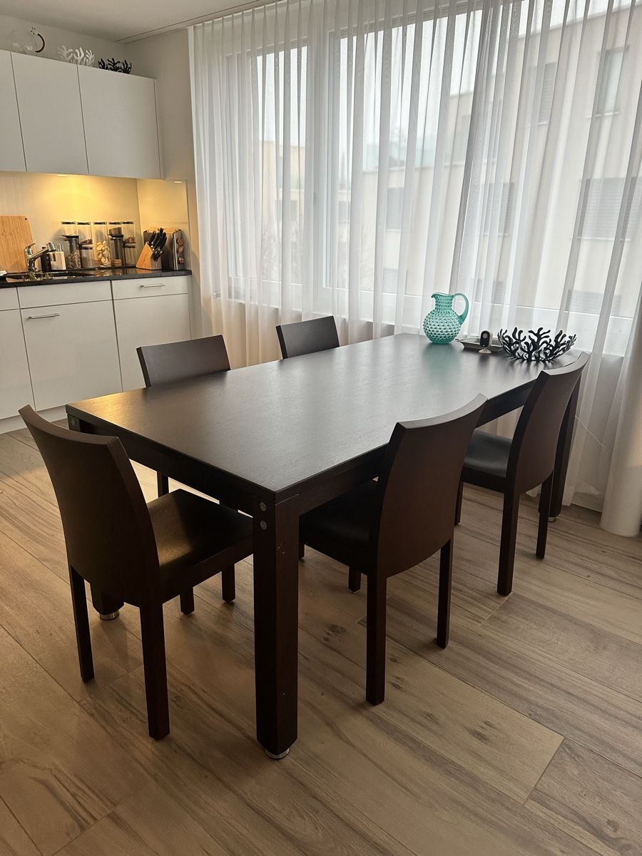 Set di tavolo e panche: Original Bulthaup Solid Wood Dining Table Set with 5 Chairs – Usato da Uhwiesen venduto da CelineDior