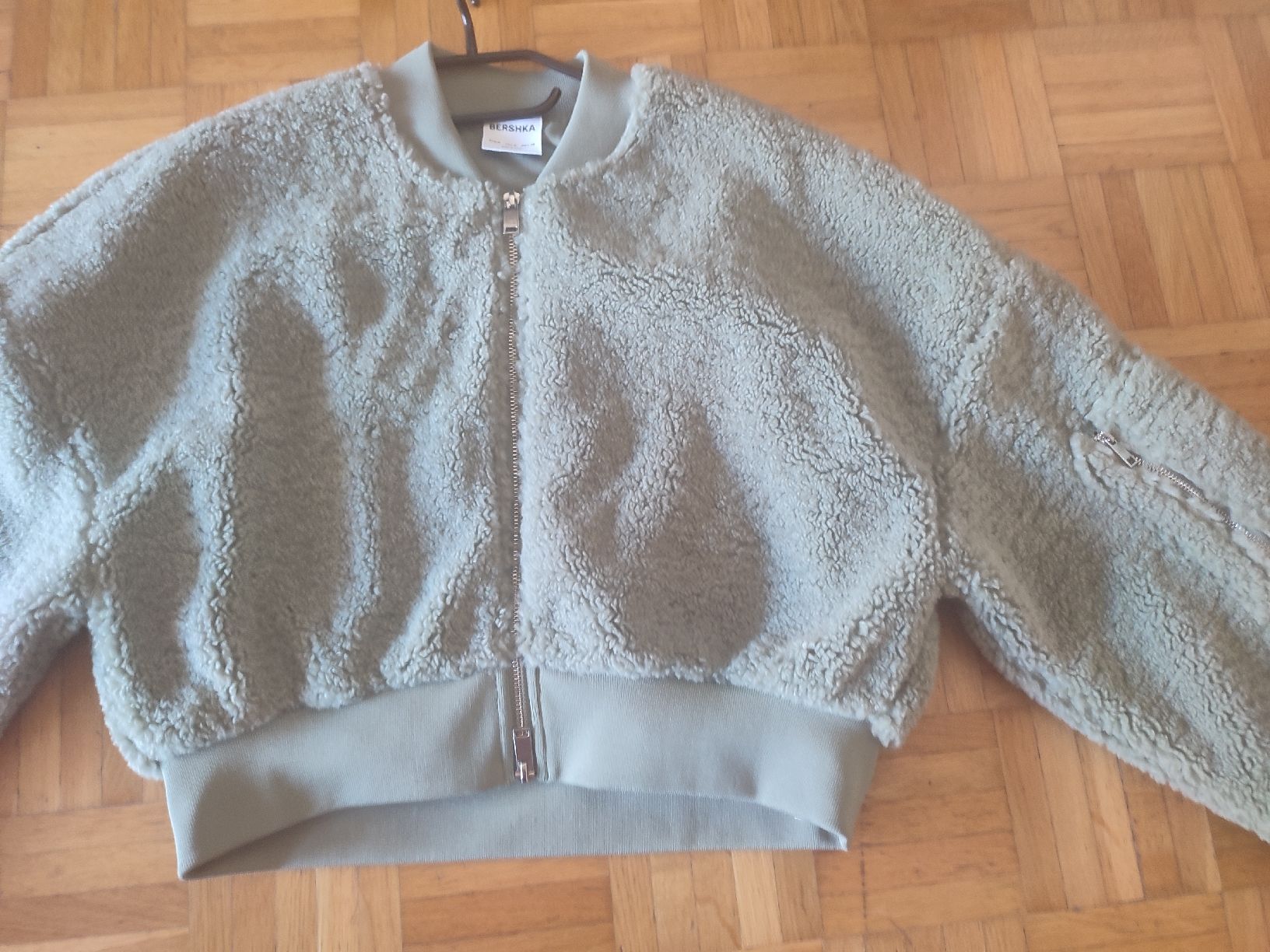 Bershka Jacken: Bershka Teddy Bomberjacke Grösse M  – Neu (gemäss Beschreibung) aus Waltenschwil von Bodensee84 2