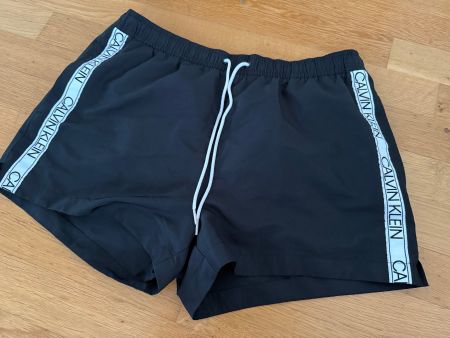 Coole Calvin Klein Bade-Shorts für Junge Männer Grösse L