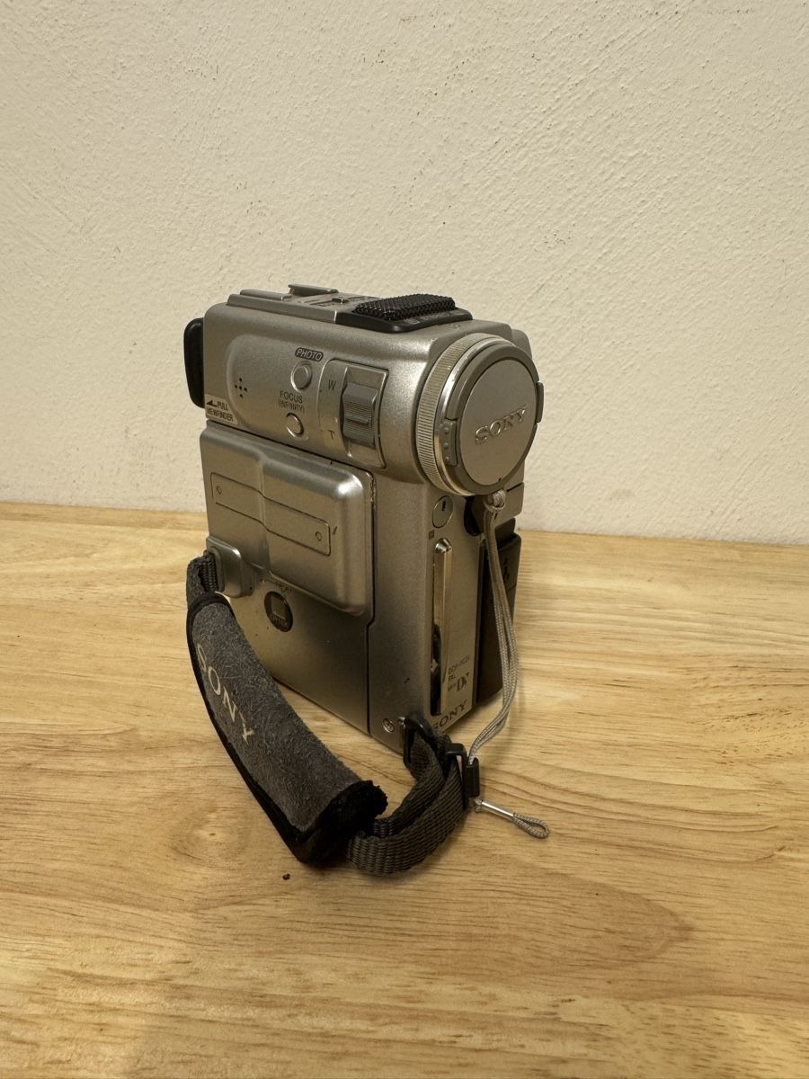 Sony Videocamere: Camcorder Sony DCR-PC2E gebraucht mit Ladekabel – Usato da Birsfelden venduto da inf_l2yy 2
