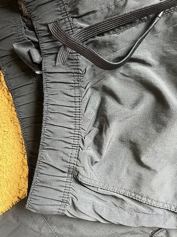Pantaloni: Hose Pantaloni in materiale tech H&M tg S – Usato da Sonvico venduto da Pettangolo 3