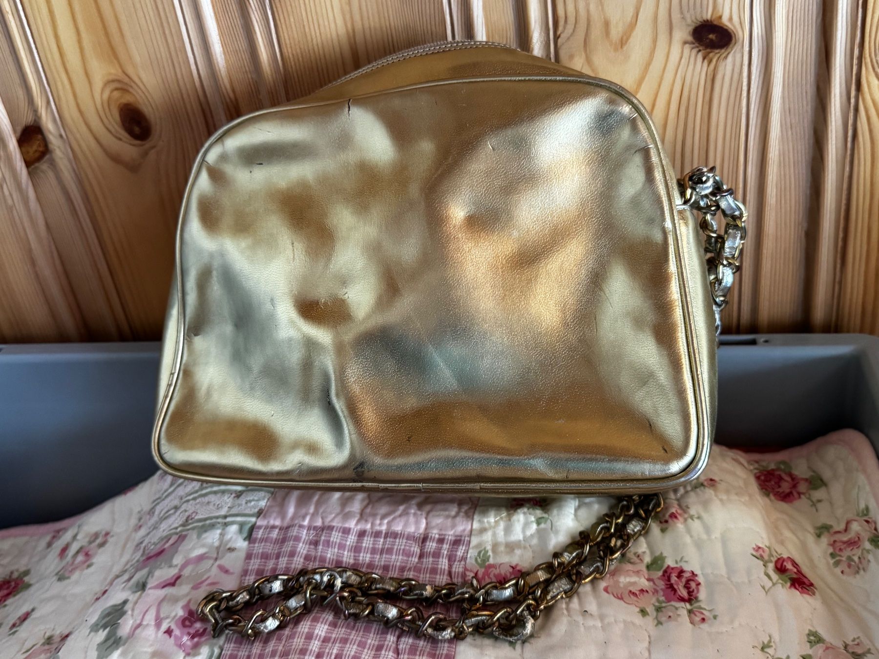 Borse da donna: Sac CC doré cuir matelassé vintage – Usato da Ovronnaz venduto da Etagne68 3