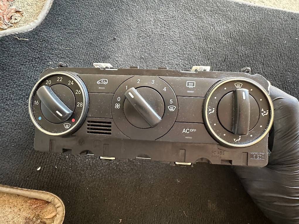 Tutti pezzi di ricambio auto: Commande de climatisation/chauffage Mercedes A170 W169 – Usato da Montana venduto da SamF3300