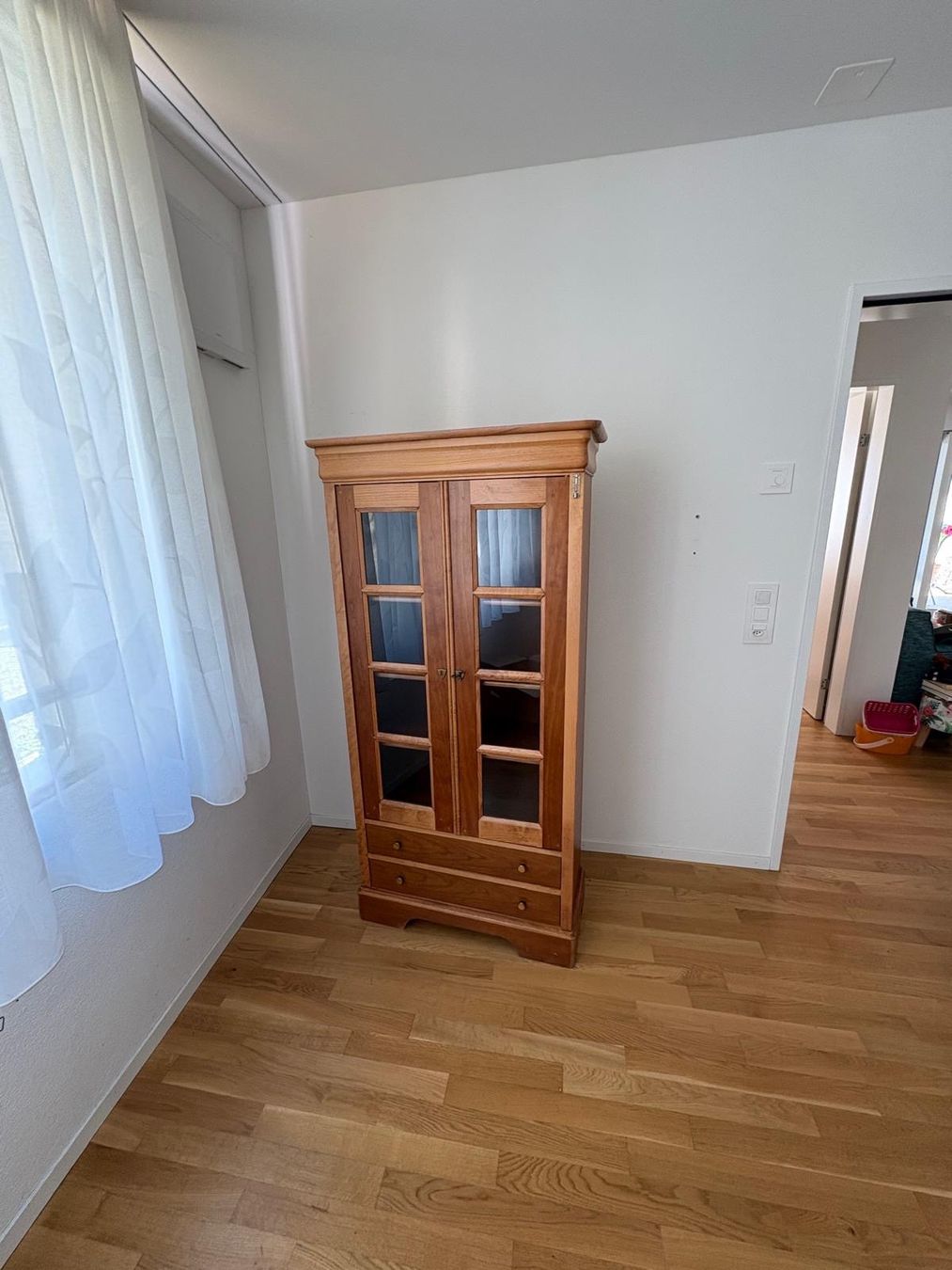 Vitrines: Wunderschöne Vitrine aus Echtholz / Vollholz – D'occasion à Klingnau par Umweltklinik 1