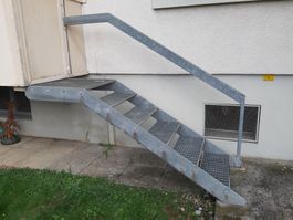 Metalltreppe Stahltreppe 6 Stufen, verzinkt mit Handlauf