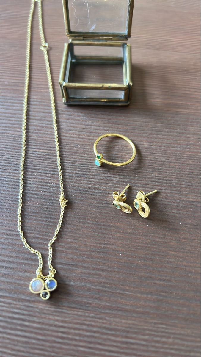 Ohrringe & -stecker: Elegante Set von Ohrstecker, Ring und Kette – Gebraucht aus Siebnen von schnell05