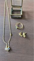 Elegante Set von Ohrstecker, Ring und Kette