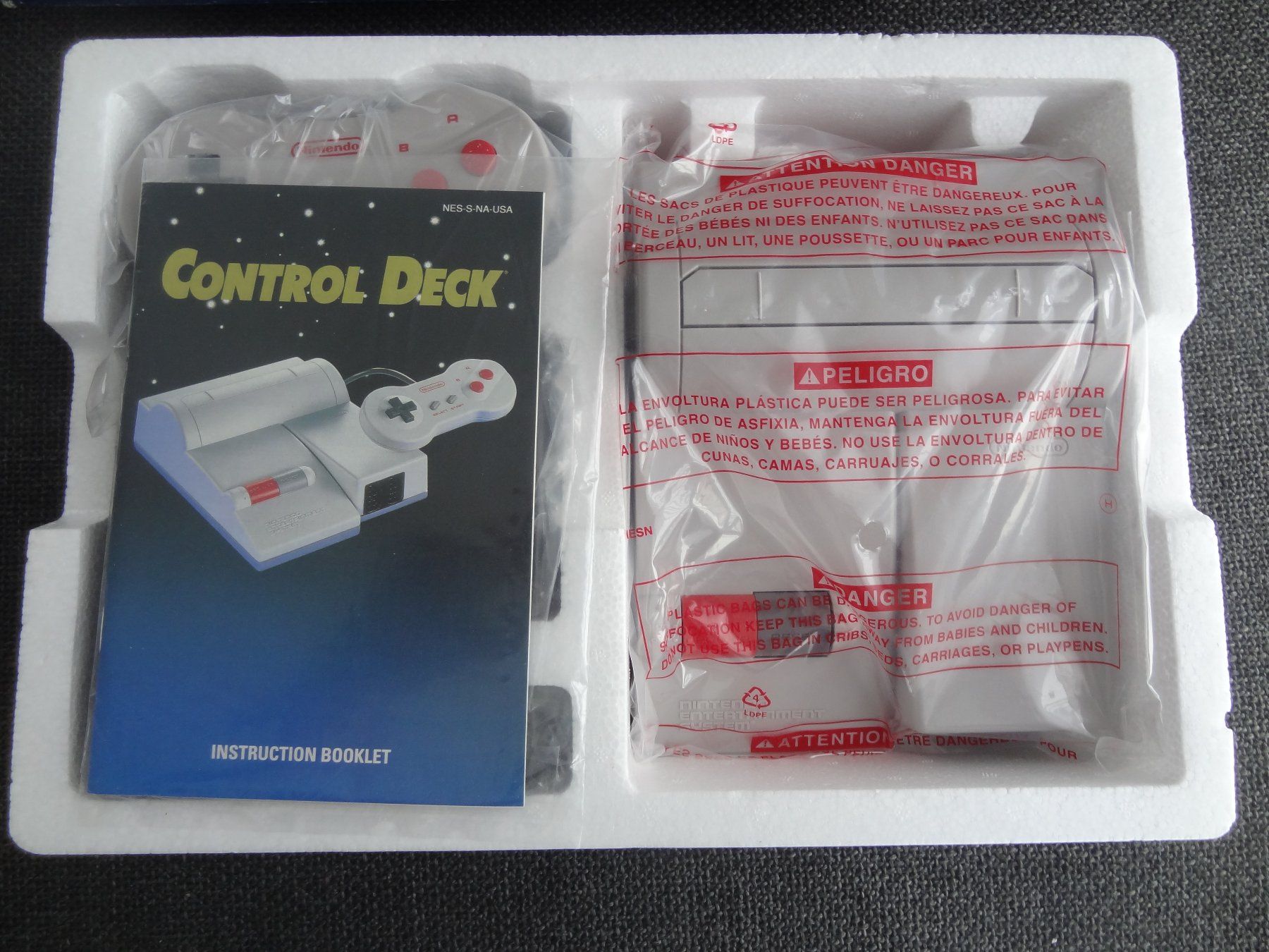 Nintendo Console: Nintendo NES -USA- Control Deck Konsole mit Bone - Pad NEU!! – Nuovo e nell'imballaggio originale da Lyss venduto da Famicom 4