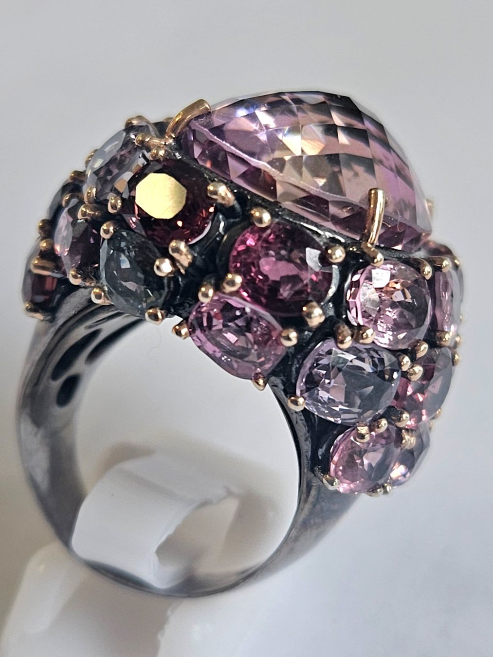 Anelli: Ring mit rosa Steinen und dunklem Silber Grösse 59 – Nuovo (secondo la descrizione) da Zürich venduto da Bieter04 9