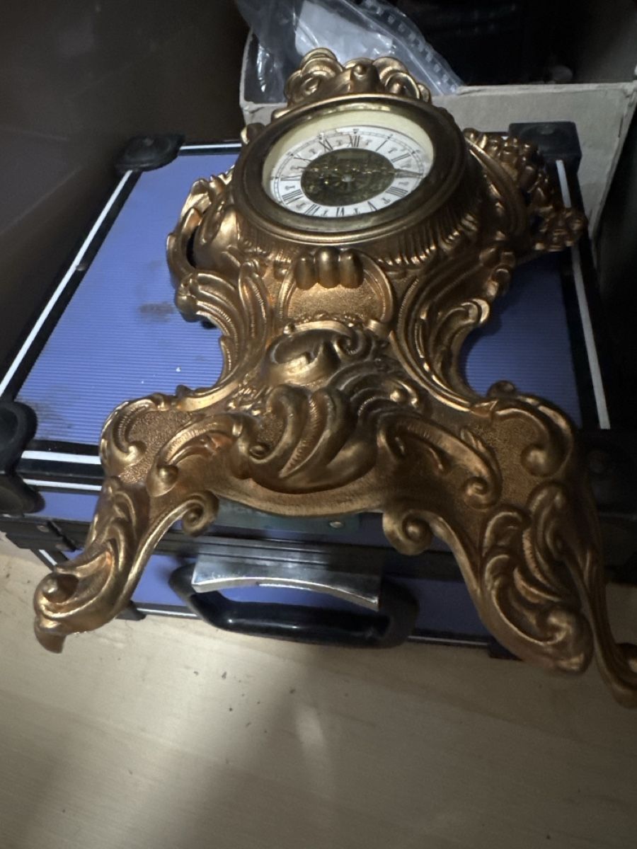 Orologi da terra & Orologi da parete: Pendule de table style baroque métal doré état usagé – Difettoso da La Chaux-de-Fonds venduto da lida2005 2