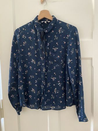 Damen Bluse dunkelblau Blumenmuster, mit Band 