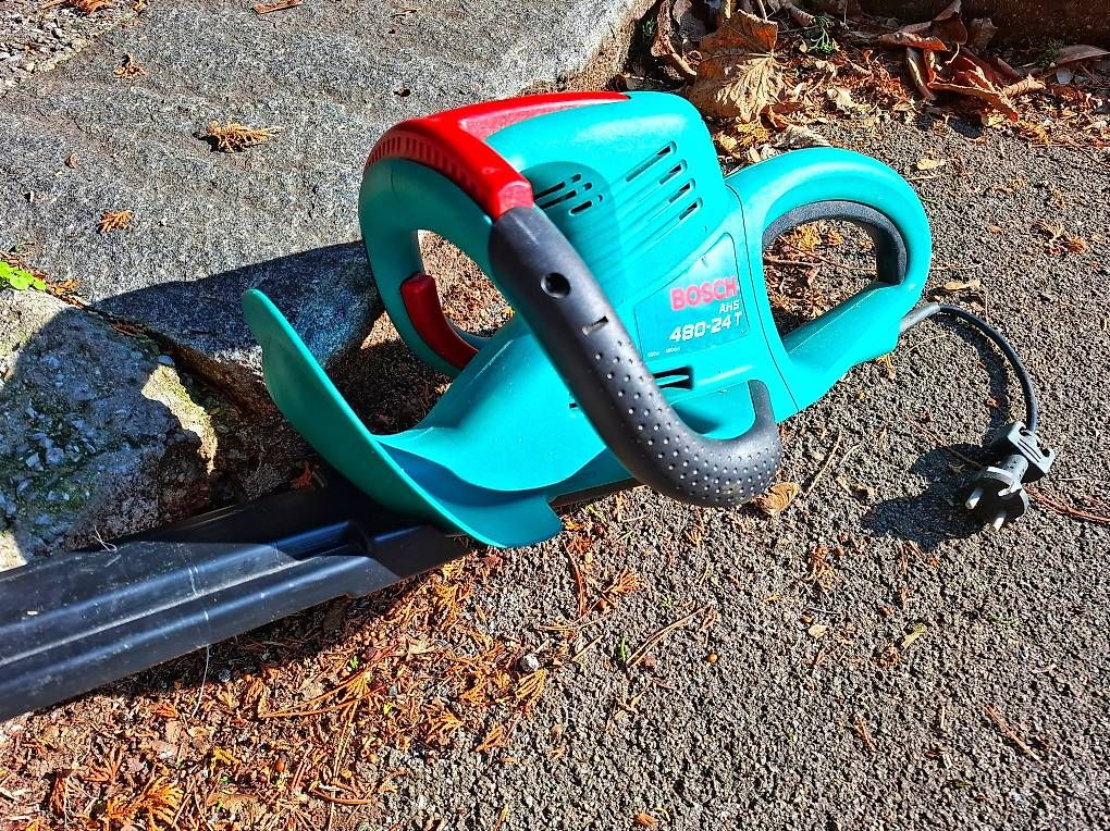Bosch Tutti gli attrezzi: Heckenschere Bosch AHS 480-24T mit Pflegeköcher – Usato da Zürich venduto da alamer 4