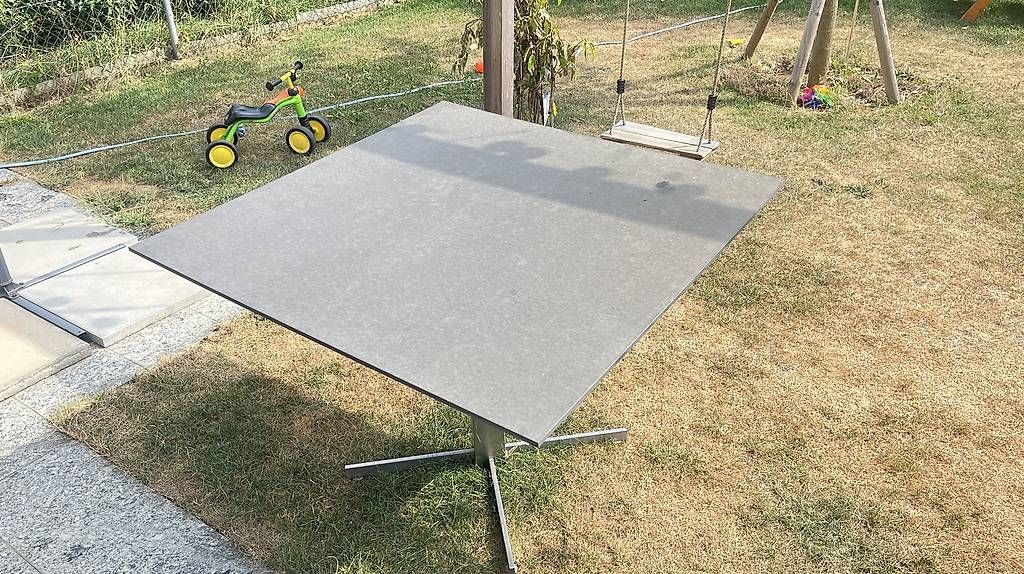 Tische: Gartentisch Denova Möbel  ca. 100 × 100 x 72cm – Gebraucht aus Muttenz von Hirschmilch