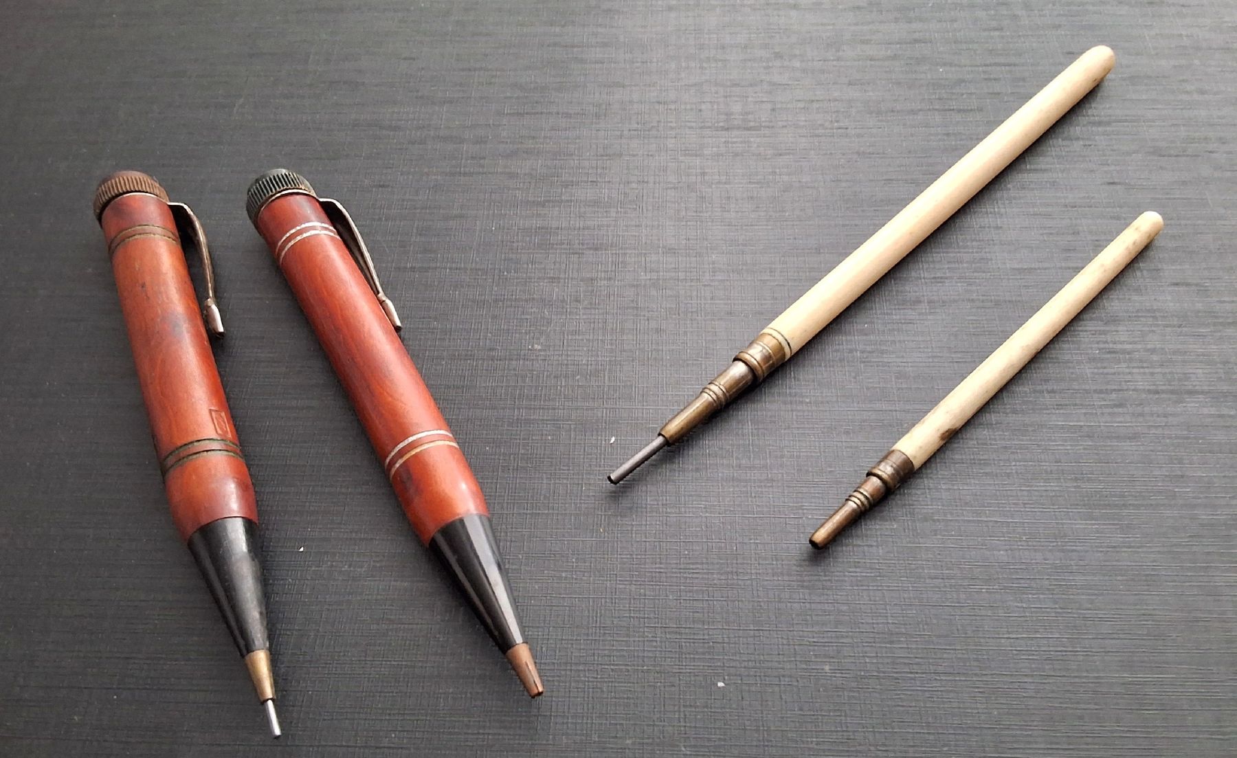 Crayons, crayons de couleur & craies: 4 antike Minen(blei)stifte – Défectueux à Oftringen par Waltereg