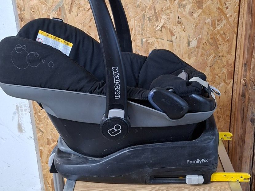 Maxi-Cosi Seggiolini per auto: Maxi Cosi Pebble mit IsoFix – Usato da Kefikon TG venduto da ode_fm6v