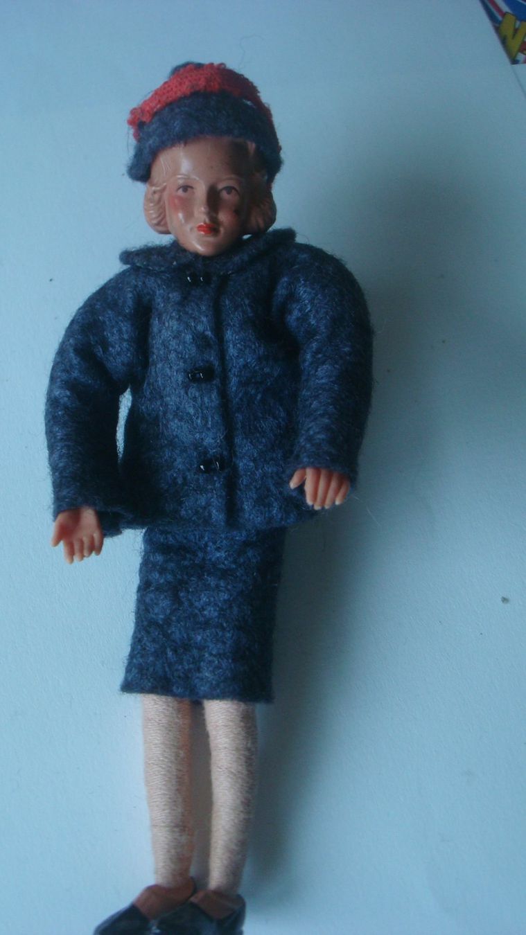 Maisons & Meubles de poupées: Altes Biegepüppchen Dame mit Hut 13 cm – D'occasion à Münchenstein par Pesci6