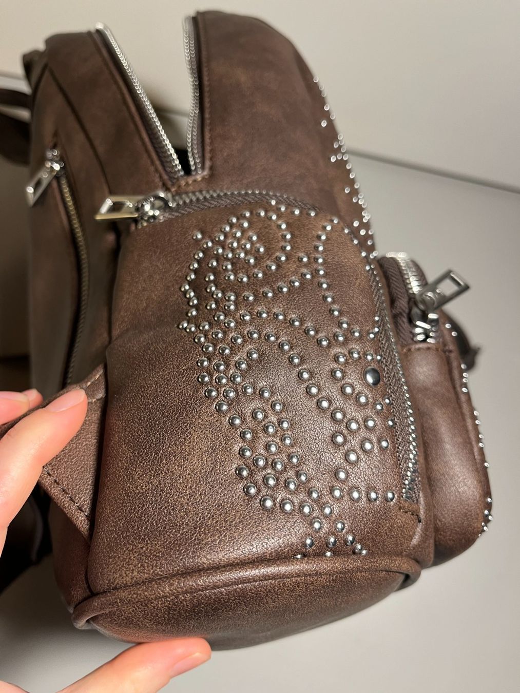 Desigual Zaini: Desigual Rucksack braun mit Nieten – Nuovo (secondo la descrizione) da glattfelden venduto da kimiaxel 5