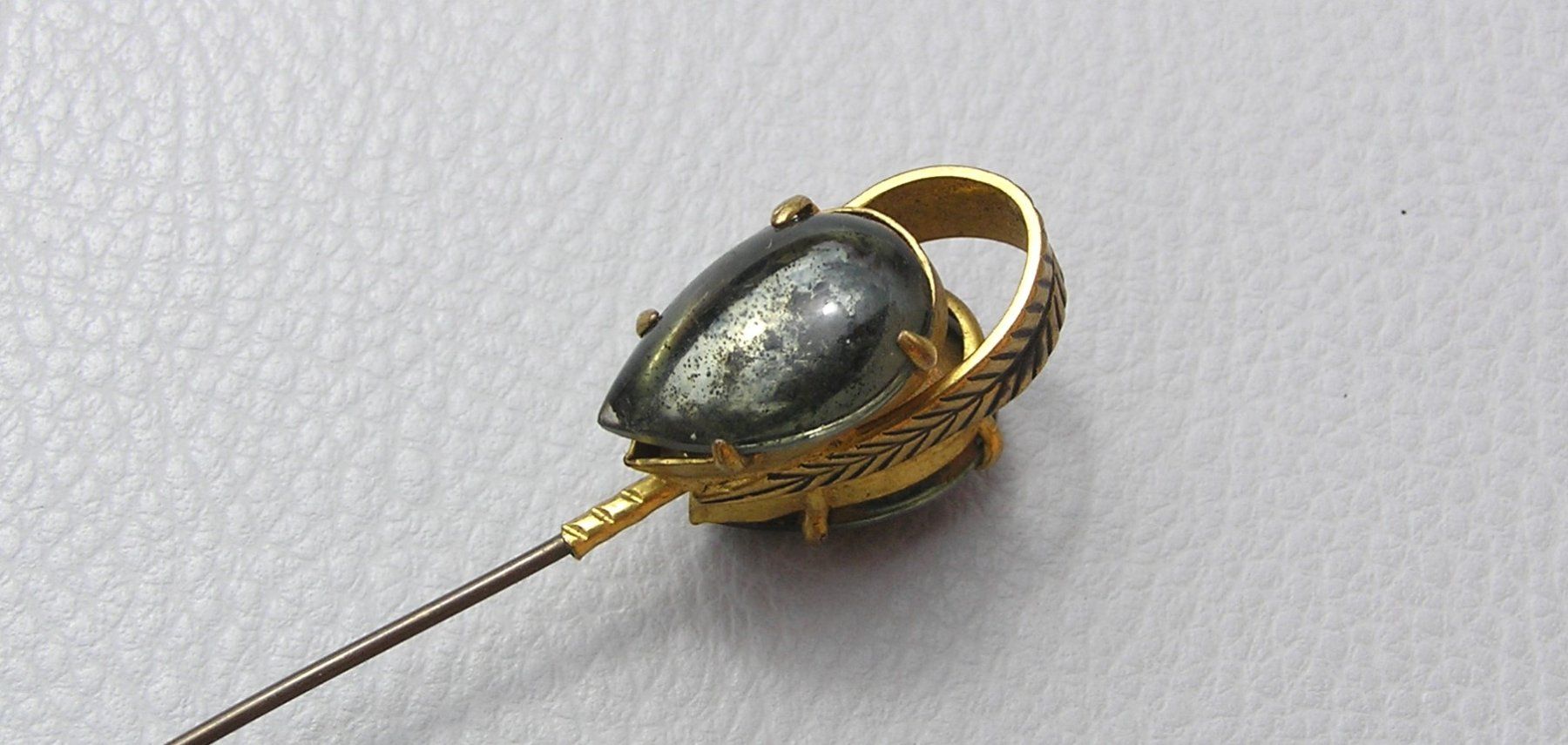 Copricapi, berretti & cappellini: ANTIKE GEWANDNADEL HUTNADEL – Usato da Grenchen venduto da Antique-hunter 2