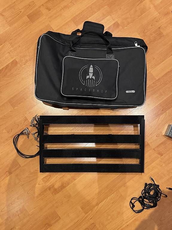 Musikinstrumente: Pedalboard avec accessoires  – Gebraucht aus Payerne von Eliona_11