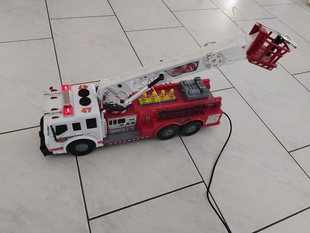  Foto zu Feuerwehrauto gross mit Fernbedienung (Gebraucht) in Buchs LU für CHF 