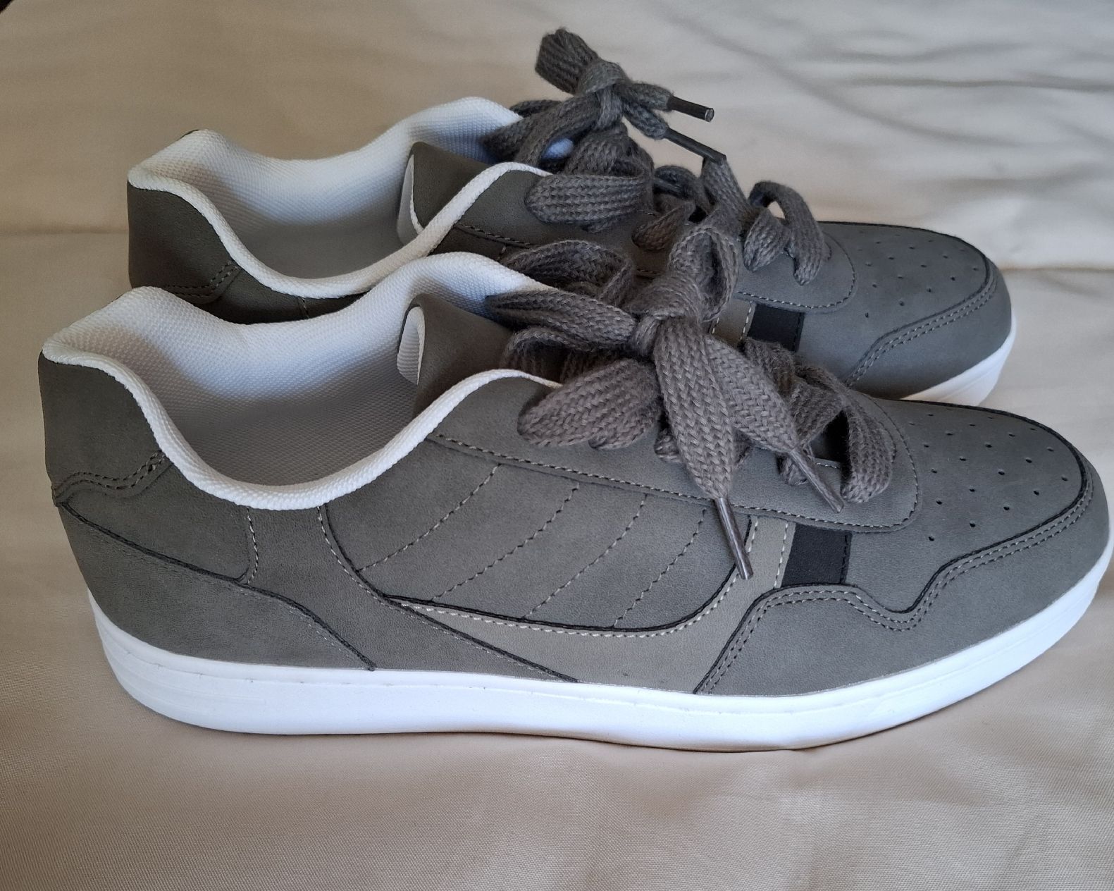 Scarpe da uomo: Graue Sneaker Grösse 43, ungetragen – Nuovo (secondo la descrizione) da Dietikon venduto da Hirschkopf 4
