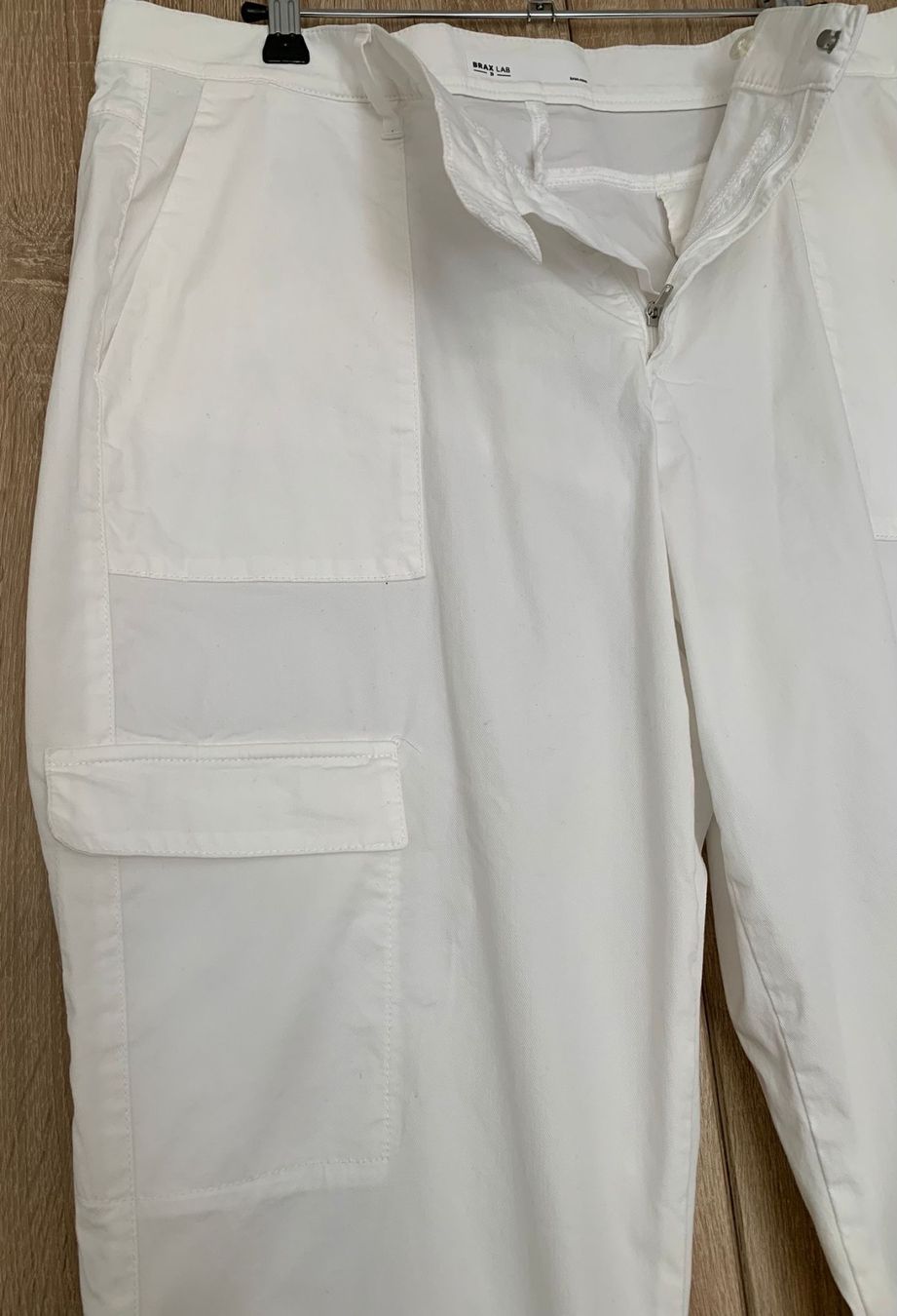 Brax Pantaloni: Brax Hose weiss Cargo lässiger  Style Grösse 44 – Usato da Nussbaumen AG venduto da brigitebardot 3
