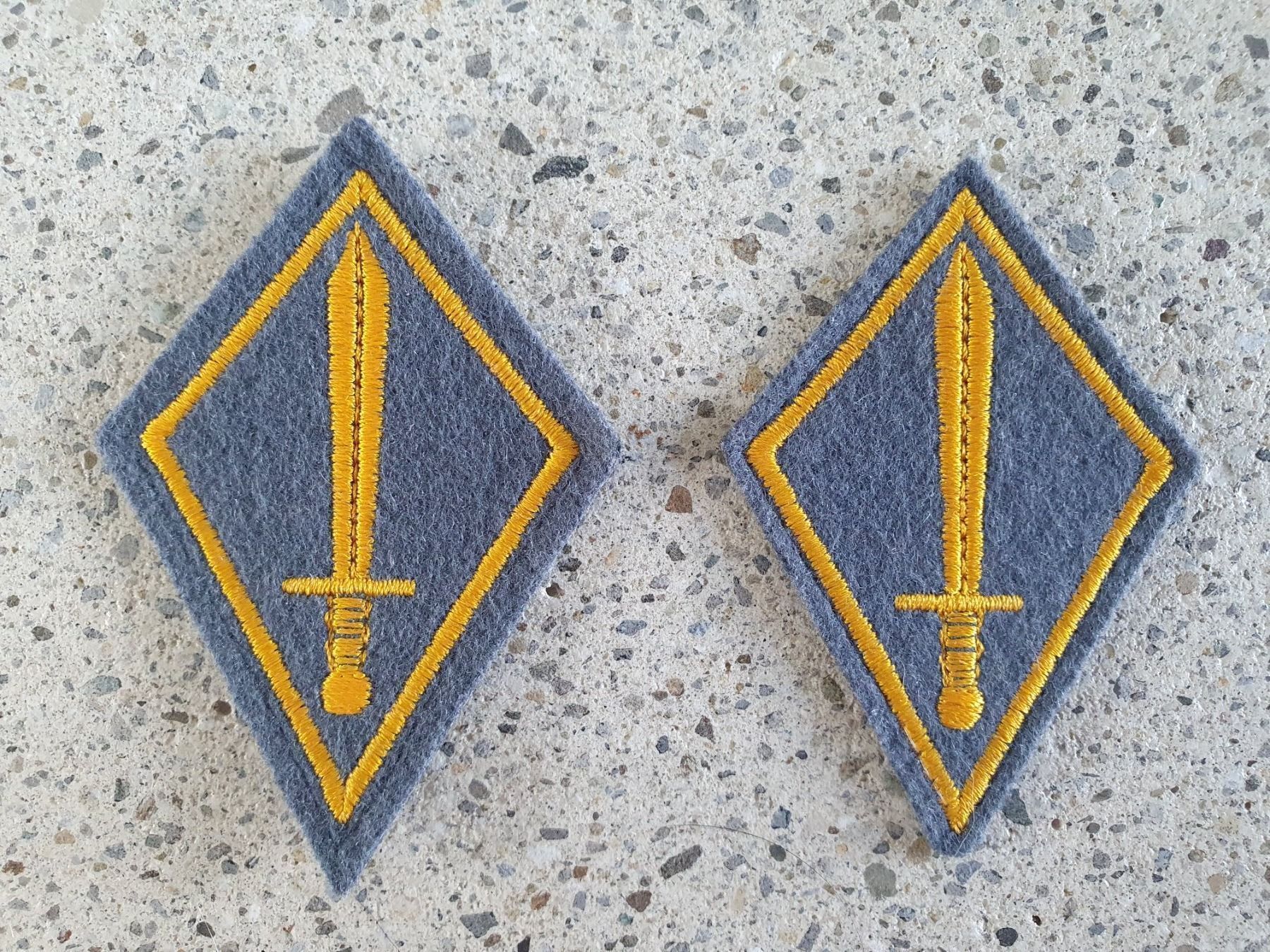 Schweizer Armee Placchette & Badge: Kragsspiegel Militärpolizei – Nuovo e nell'imballaggio originale da Riedholz venduto da fr_sIruP
