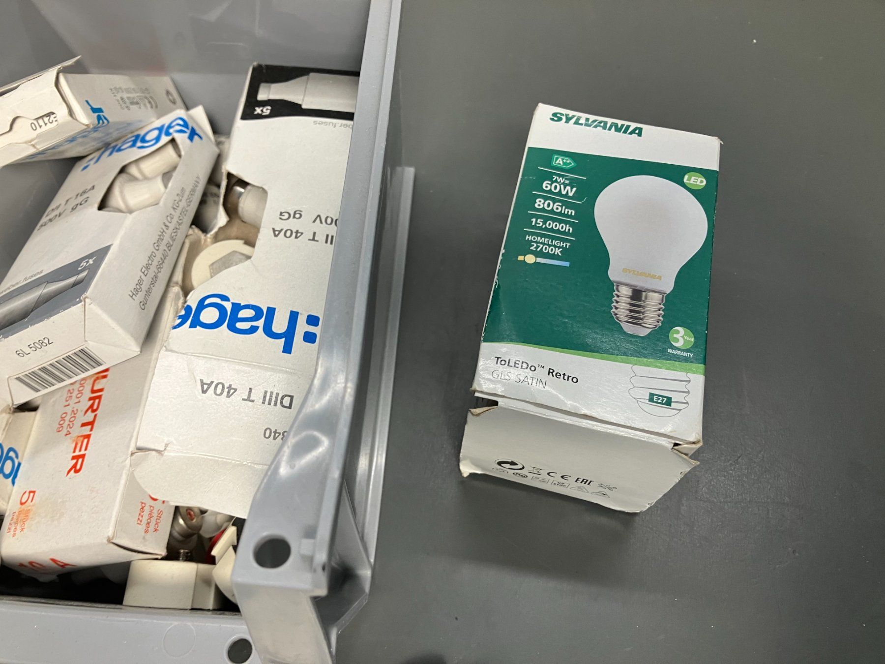 Tous les outils: Post. div. El. Material mit LED Deckenlampen ab 1.- – D'occasion à Lichtensteig par Buy24International 2