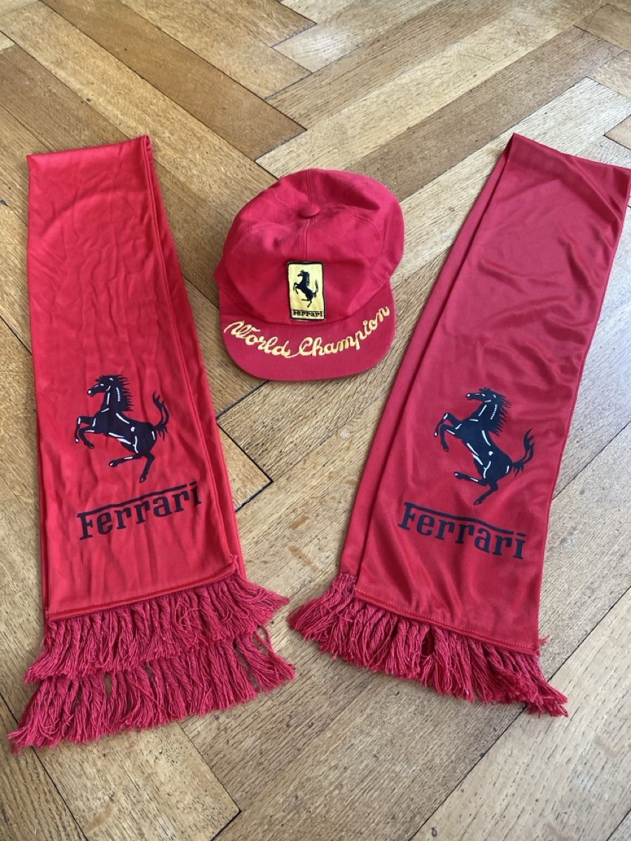 Lots de vêtements: Ferrari Cap und 2 Schals – D'occasion à Sursee par lucialiani