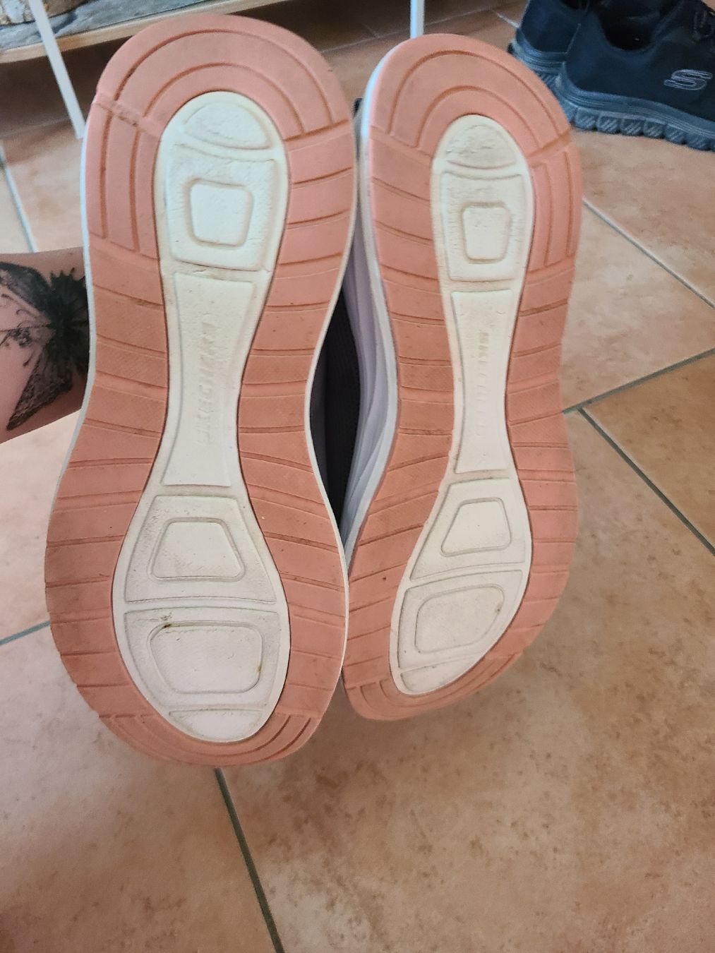 Skechers Scarpe da donna: Bequeme Damen Slechers Schuhe, gr 41 – Usato da Zihlschlacht venduto da Sun25 5