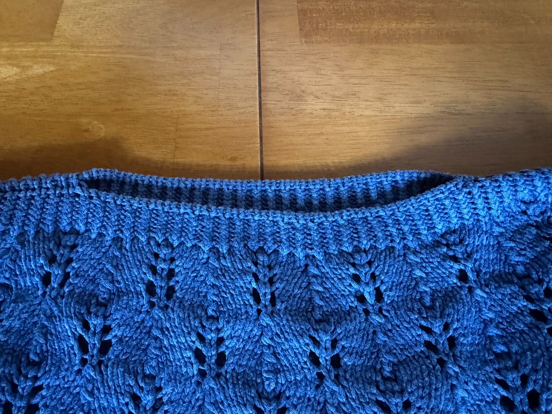Maglioni & Felpe: Pull coton en maille ajourée bleu, idéal pour la mi-saison! – Usato da Athenaz (Avusy) venduto da Kurtzuegg 2