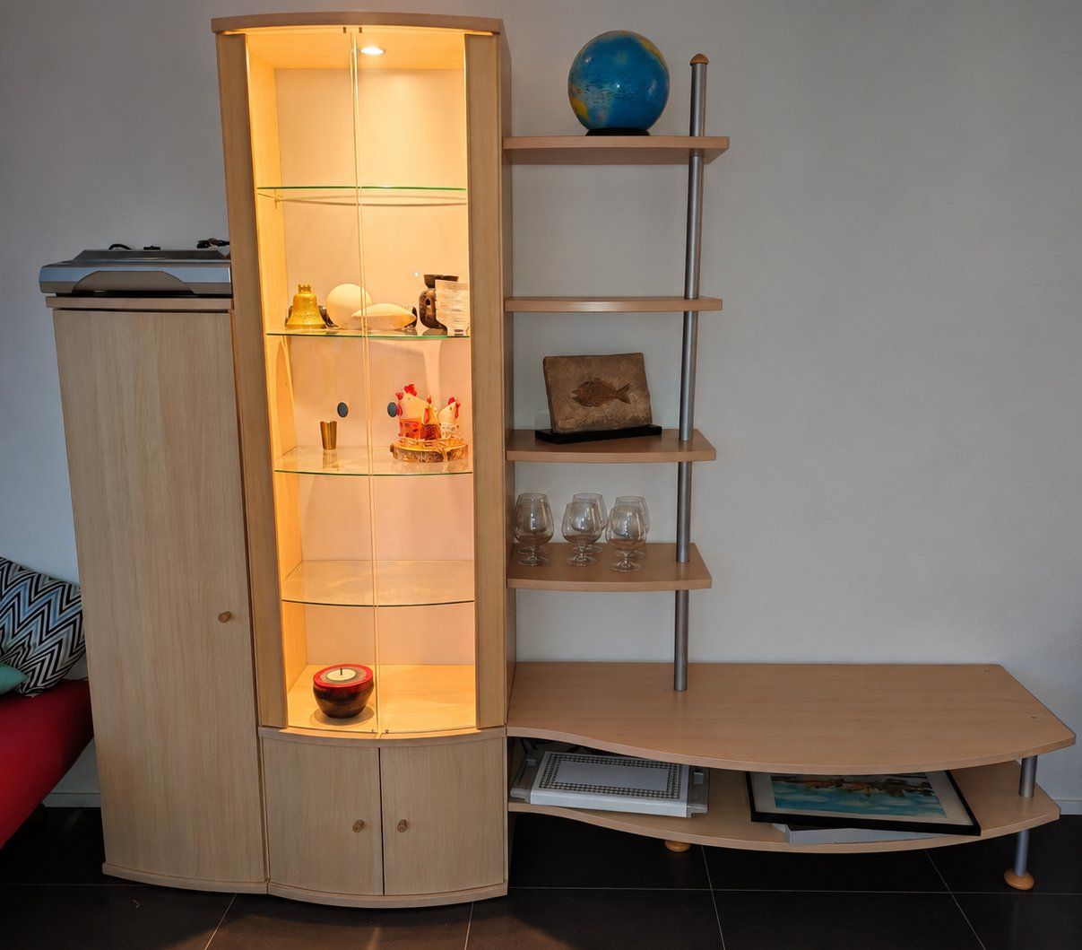 Mobili TV: Wohnwand Set mit Vitrine und Sideboard helles Holz – Usato da Eglisau venduto da mave0410 1