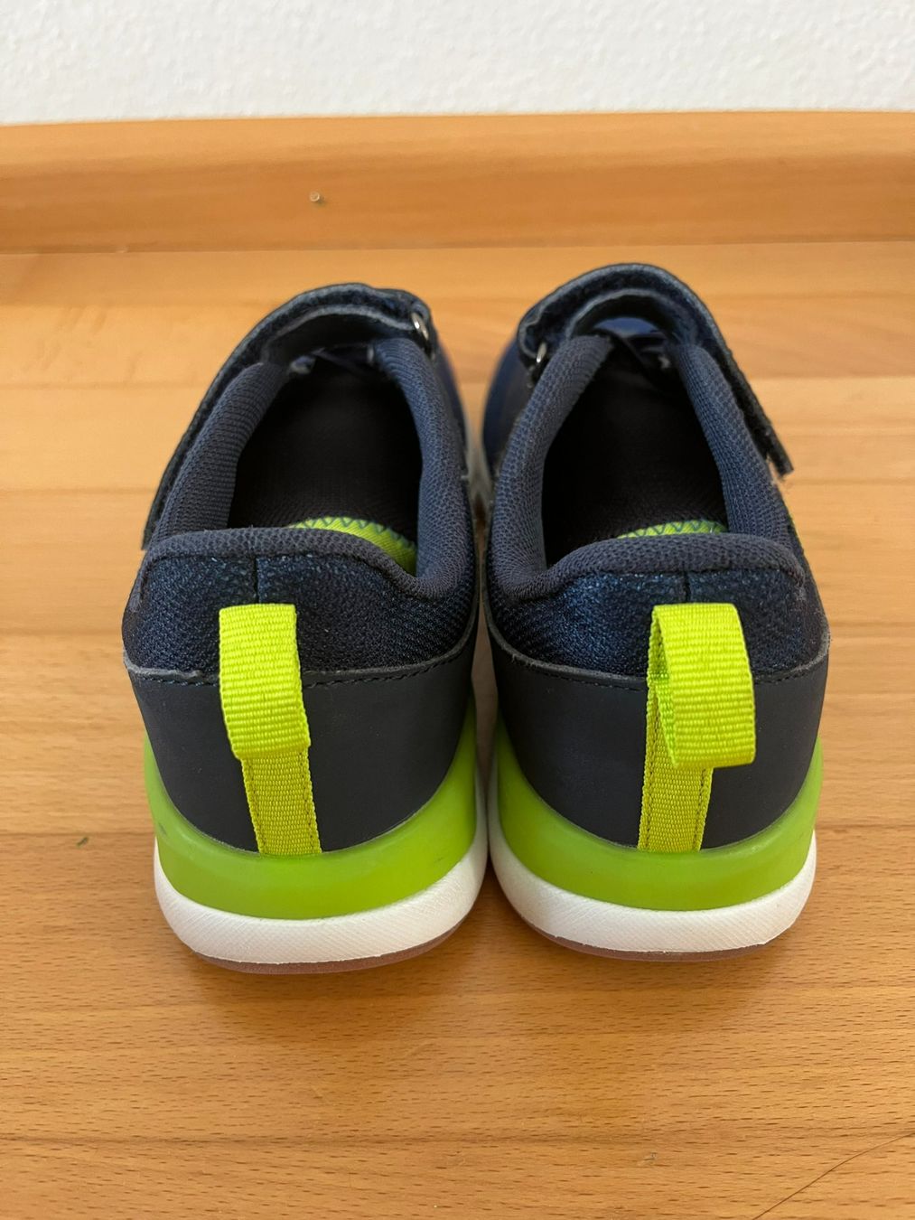 Chaussures garçon: KangaROOS Hallenschuhe Jungen Grösse 35 – D'occasion à Muttenz par Juvenile33 3