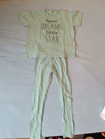Neues Pyjama 122/128, Glitzersterne