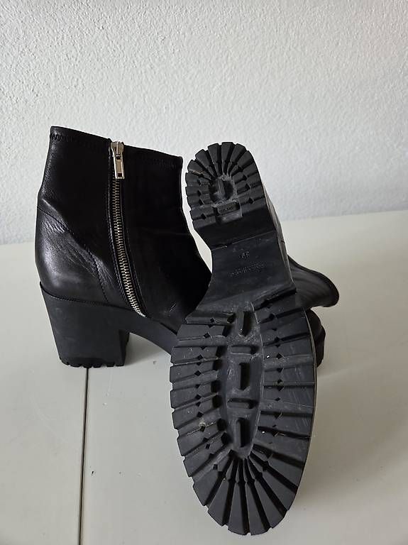 Damenschuhe: ZARA schwarze Lederstiefel  – Gebraucht aus Wallisellen von led_dk26 2
