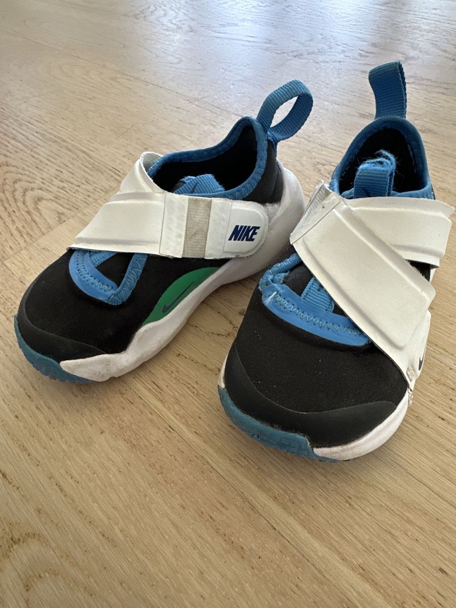 Nike Scarpe per ragazzi: Nike trainers Size 22; Kinderschuhe – Usato da Baden venduto da petyabab