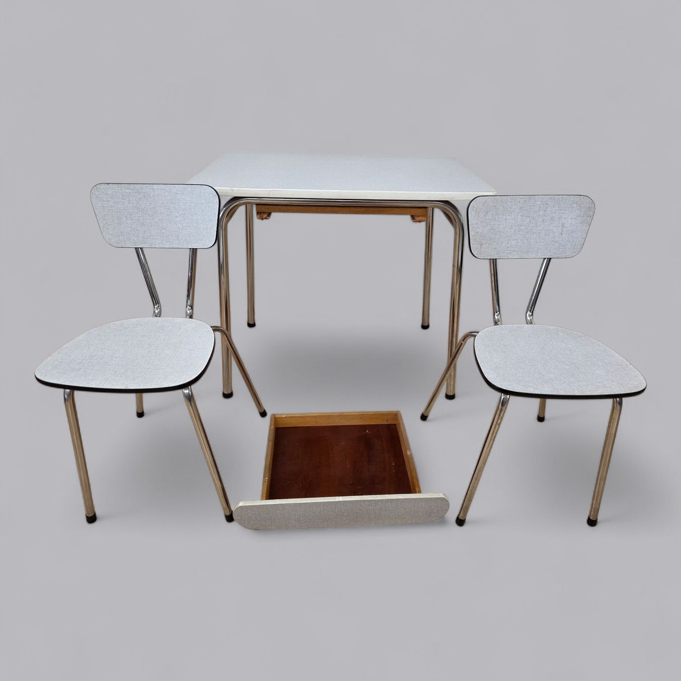 Set di tavolo e panche: Retro-Klassiker Küchentisch mit passenden Stühlen – Usato da Rieden AG venduto da RuvensBrocki 4