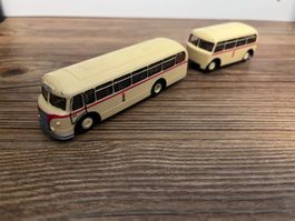 Modellbus mit Personenanhaenger