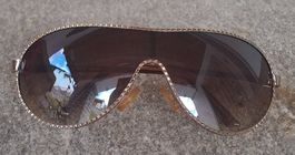 Sonnenbrille mit braunen Gläsern und goldiges metallgestell